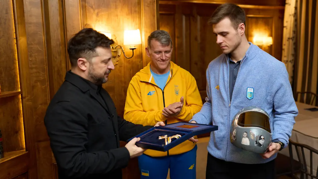Der-ukrainische-Praesident-Wolodymir-Selenskyj-hat-dem-Skeleton-Piloten-Wladyslaw-Heraskewytsch-den-nationalen-Freiheitsorden-verliehen-Praesident-Wolodymyr-Selenskyj-auf-der-62-Muenchener-Sicherheitskonferenz-MSC-am-13-02-2206-Working-Visit-of-the-President-of-Ukraine-to-Germany-to-Participate-in-the-Munich-Security-Conference