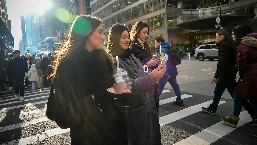 Crowds-of-tourists-wandering-around-Midtown-Manhattan-in-New-York-looking-for-something-to-do-on-Christmas-Day-Thursday-December-25-2025-New-York-City-is-projected-to-have-a-record-breaking-year-for-tourism-with-an-estimated-68-million-visitors-Photo-by-Richard-B