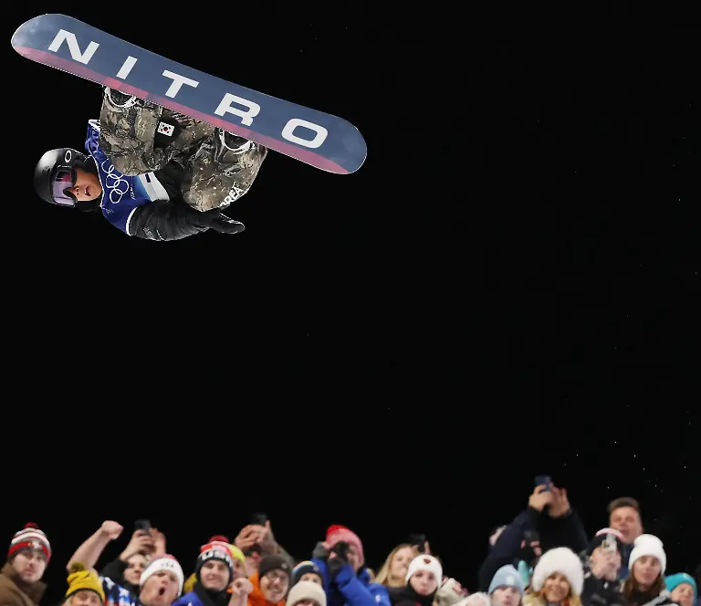 Lee-Chaeun-s-jump-Lee-Chaeun-s-jump-Lee-Chaeun-of-South-Korea-performs-during-the-final-of-the-men-s-halfpipe-snowboarding-event-at-the-Winter-Olympics-at-Livigno-Snow-Park-in-Livigno-Italy-on-Feb-13-2026-Lee-finished-sixth-in-the-event-Yonhap-2026-02-14-10-38-44-1980-2026-YONHAPNEWS-AGENCY