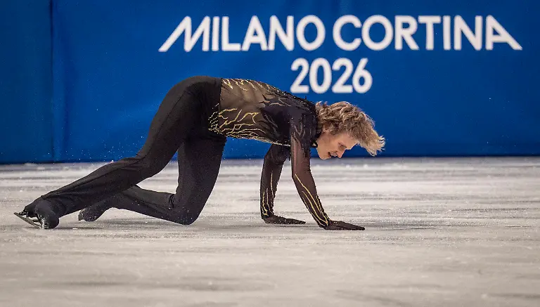 February-14-2026-Milan-Italy-ILIA-MALININ-USA-falling-during-his-men-s-Figure-skating-Eiskunstlauf-free-skate-performance-and-losing-any-chance-for-a-medal-at-the-2026-Milano-Cortina-Winter-Olympics-He-finished-eighth-Olympics-2026-Milano-Cortina-Figure-Skating-Men-s-Free-Skate-PUBLICATIONxINxGERxSUIxAUTxONLY-ZUMAa35-20260214-oly-a35-002-Copyright-xDanielxA