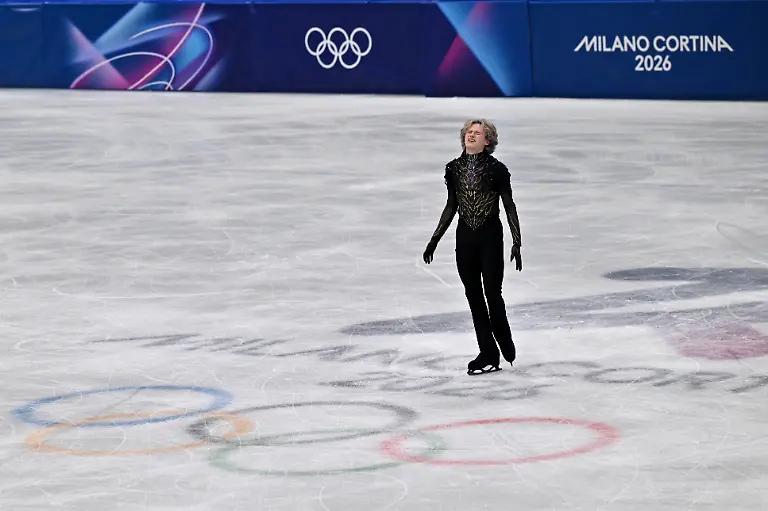 Olympia-Olympische-Winterspiele-Mailand-Cortina-2026-Eiskunstlauf-Einzel-Maenner-Kuer-Milano-Ice-Skating-Arena-Ilia-Malinin-aus-den-USA-reagiert-nach-seiner-Kuer