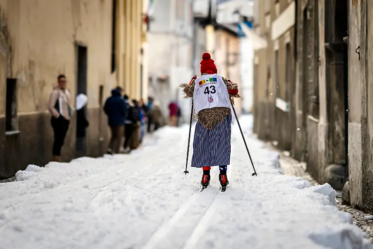 Young-participants-dressed-in-traditional-clothing-on-cross-country-skis-take-part-in-the-60th-edition-of-the-Palio-delle-Contrade-on-a-snow-track-set-up-in-the-village-center-of-Bormio-on-Friday-February-13-2026-in-Bormio-Italy