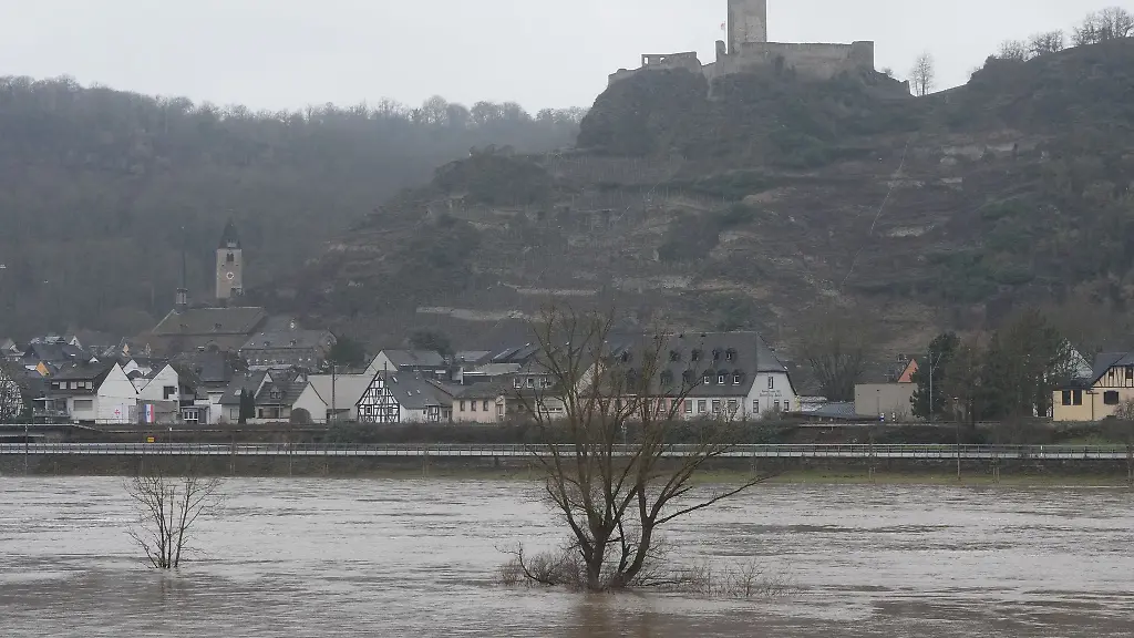Ueber-das-Wochenende-soll-das-Hochwasser-an-der-Mosel-zurueckgehen