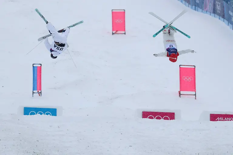 Olympics-Freestyle-Skiing-Womens-Dual-Moguls-Feb-14-2026-Livigno-Italy-Tess-Johnson-of-the-United-States-and-Laurianne-Desmarais-Gilbert-of-Canada-during-a-women-s-dual-moguls-round-of-16-heat-during-the-Milano-Cortina-2026-Olympic-Winter-games-Winterspiele-Spiele-Summer-games-at-Livigno-Aerials-Moguls-Park