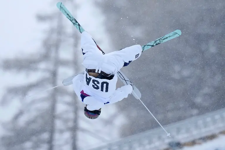 Olympics-Freestyle-Skiing-Womens-Dual-Moguls-Feb-14-2026-Livigno-Italy-Tess-Johnson-of-the-United-States-and-Laurianne-Desmarais-Gilbert-of-Canada-during-a-women-s-dual-moguls-round-of-16-heat-during-the-Milano-Cortina-2026-Olympic-Winter-games-Winterspiele-Spiele-Summer-games-at-Livigno-Aerials-Moguls-Park