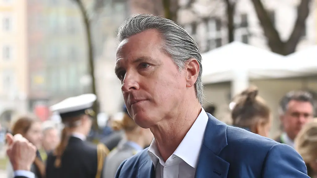 Ankunft-Gavin-NEWSOM-Trump-Gegner-Gouverneur-von-Kalifornien-Sicherheitskonferenz-MSC-Munich-Securiy-Summit-vom-13-02-15-02-2006-im-Hotel-Bayerischer-Hof