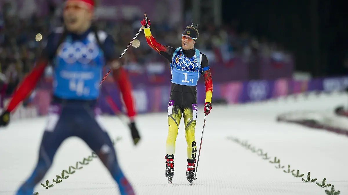 Zielsprint-mit-Anton-SHIPULIN-RUS-1-Platz-Goldmedaillengewinner-Gold-Goldmedaille-Olympiasieger-und-Simon-SCHEMPP-GER-2-Platz-Silber-Silbermedaille-Silbermedaillengewinner-Aktion-Biathlon-4-x-7-5-km-Staffel-der-Maenner-Herren-Men-s-Relay-am-22-02-2014-Laura-Cross-Country-Ski-und-Biathlon-Center-XXII-Olympische-Winterspiele-2014-vom-07-02-23-02-2014-in-Sotschi-Russland