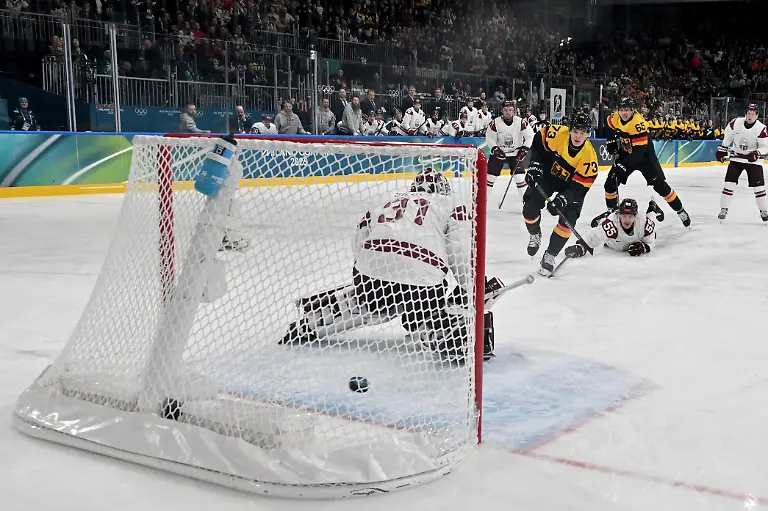 Olympia-Olympische-Winterspiele-Mailand-Cortina-2026-Eishockey-Maenner-Deutschland-Lettland-Vorrunde-Gruppe-C-Spieltag-2-Lukas-Reichel-Deutschland-erzielt-das-Tor-zum-1-0