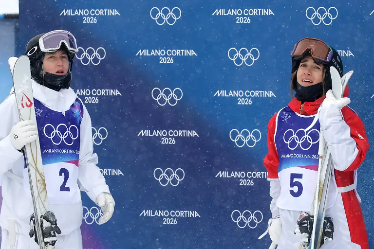 Olympia-Olympische-Winterspiele-Mailand-Cortina-2026-Ski-Freestyle-Finale-Parallel-Buckelpiste-Frauen-Elizabeth-Lemley-USA-l-und-Perrine-Laffont-Frankreich-nach-dem-Kleinen-Finale