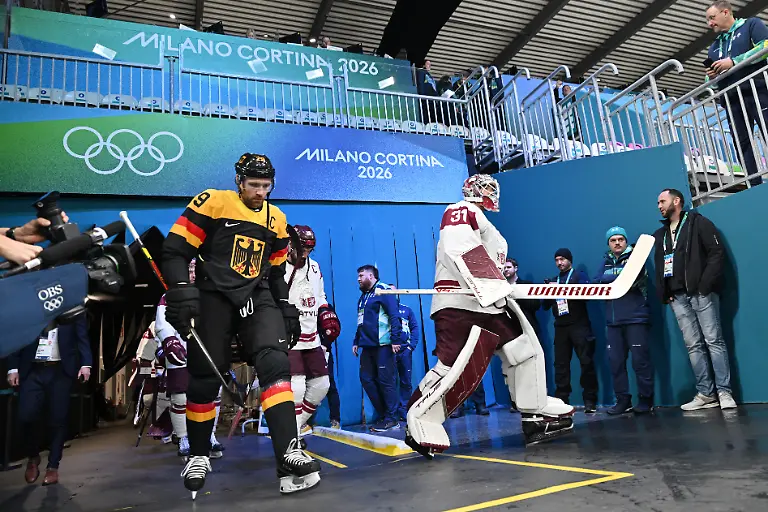 Olympia-Olympische-Winterspiele-Mailand-Cortina-2026-Eishockey-Maenner-Deutschland-Lettland-Vorrunde-Gruppe-C-Spieltag-2-Leon-Draisaitl-l-Deutschland-und-Arturs-Silovs-Lettland-betreten-die-Arena