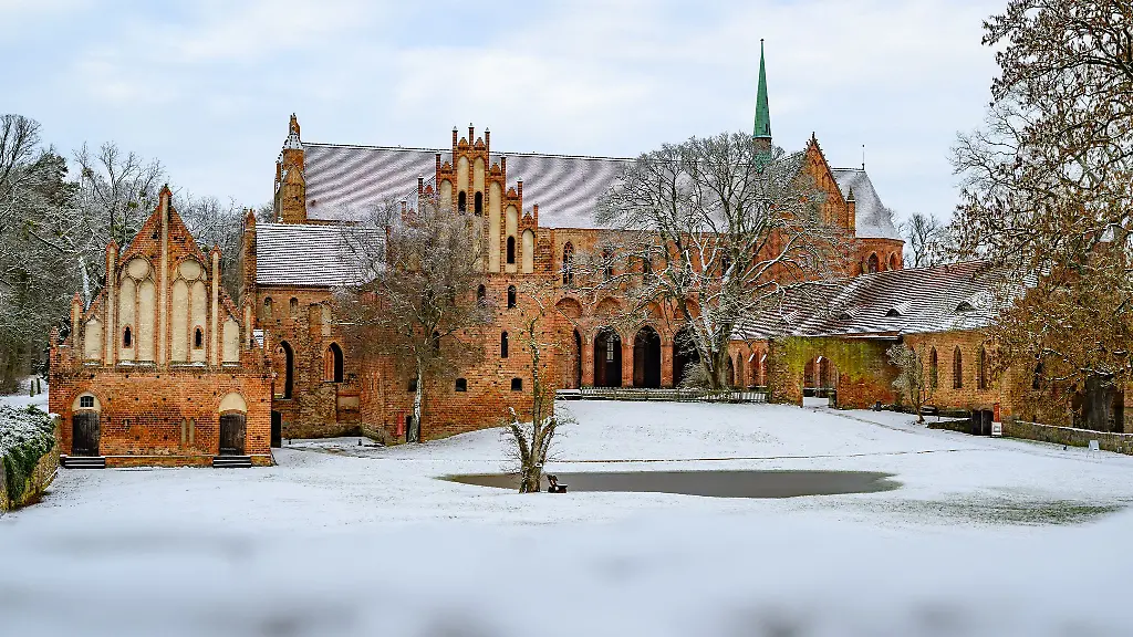 Die-Landschaft-am-Kloster-Chorin-in-Brandenburg-ist-mit-Schnee-bedeckt-Auf-den-Strassen-ist-ab-Samstagabend-wieder-mit-Glaette-zu-rechnen
