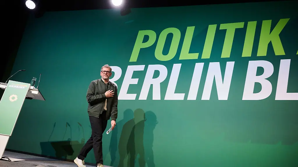 Gruenen-Spitzenkandidat-Werner-Graf-will-nach-der-Berlin-Wahl-am-20-September-den-CDU-Politiker-Kai-Wegner-im-Rathaus-abloesen