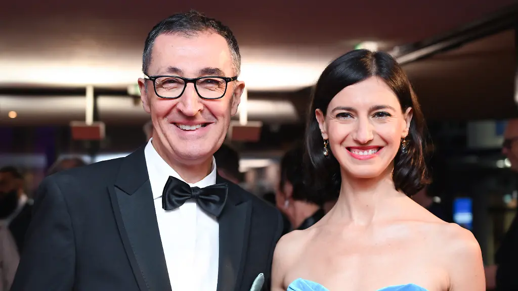 Cem-Oezdemir-l-Buendnis-90-Die-Gruenen-Spitzenkandidat-fuer-die-Landtagswahl-in-Baden-Wuerttemberg-2026-und-Flavia-Zaka-r-betreten-den-Ballsaal-zum-Landespresseball-Erwartet-werden-Besucher-aus-Politik-Wirtschaft-Sport-und-Kultur-im-Kultur-und-Kongresszentrum-Liederhalle