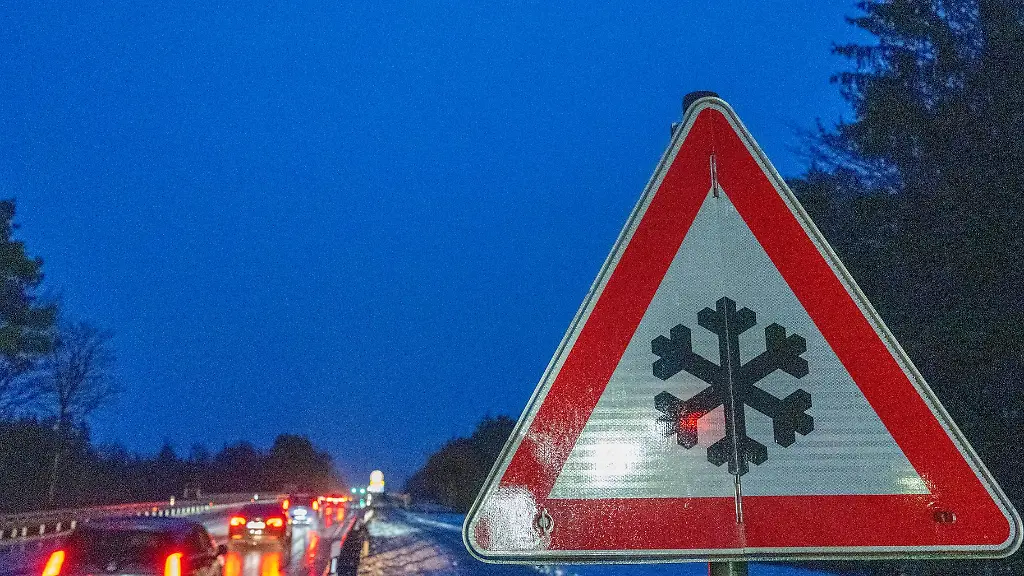 18-Mal-kommt-es-im-Landkreis-Stade-auf-glatten-Strassen-zu-Unfaellen