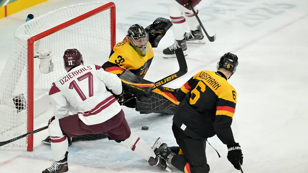 Olympia-Olympische-Winterspiele-Mailand-Cortina-2026-Eishockey-Maenner-Deutschland-Lettland-Vorrunde-Gruppe-C-Spieltag-2-Philipp-Grubauer-2vl-Deutschland-und-Kai-Wissmann-r-Deutschland-versuchen-Martins-Dzierkals-Lettland-zu-stoppen