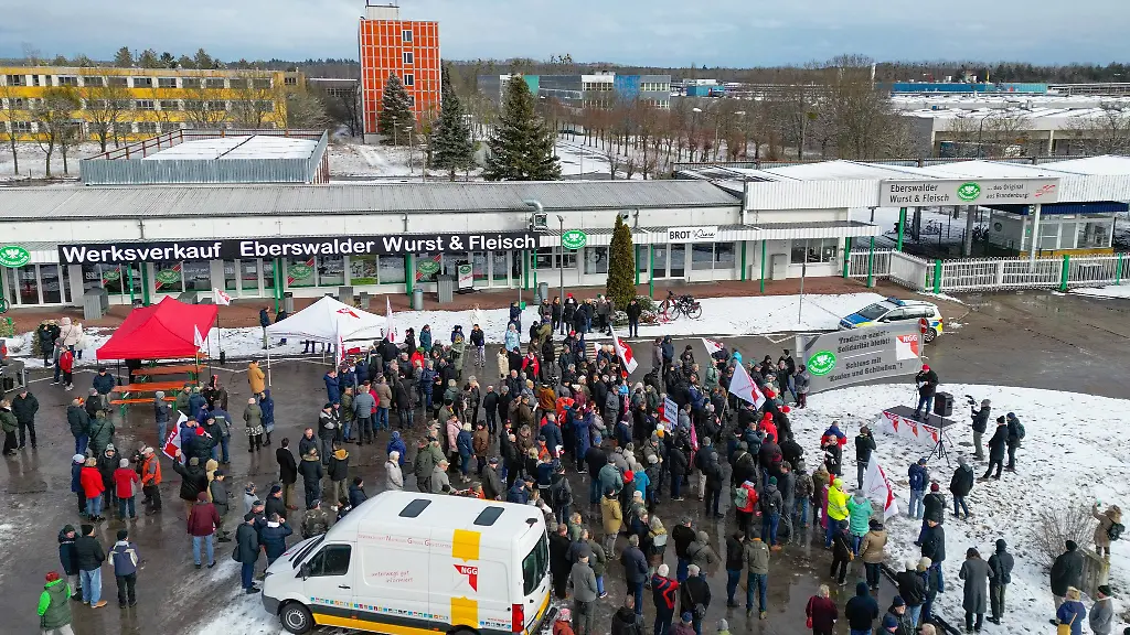 Die-Wurstfabrik-in-Britz-bei-Eberswalde-soll-schliessen-dagegen-gibt-es-Protest-von-Beschaeftigten
