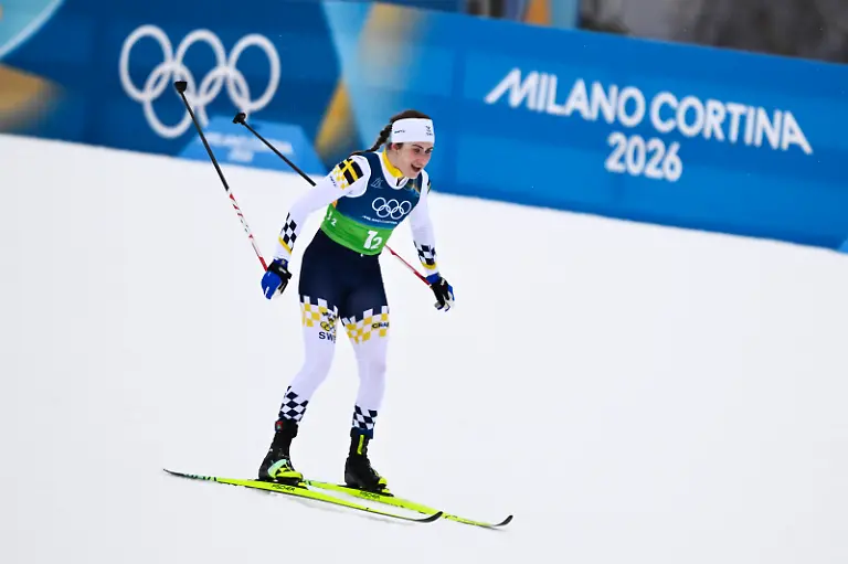 VAL-DI-FIEMME-ITALY-20260214-Sweden-s-Ebba-Andersson-and-Linn-Svahn-take-turns-in-the-women-s-4-x-7-5-km-relay-during-the-Winter-Olympics-at-the-Tesero-cross-country-skiing-stadium-in-Val-di-Fiemme-Italy-The-image-is-included-in-the-SPORTS-PACKAGE