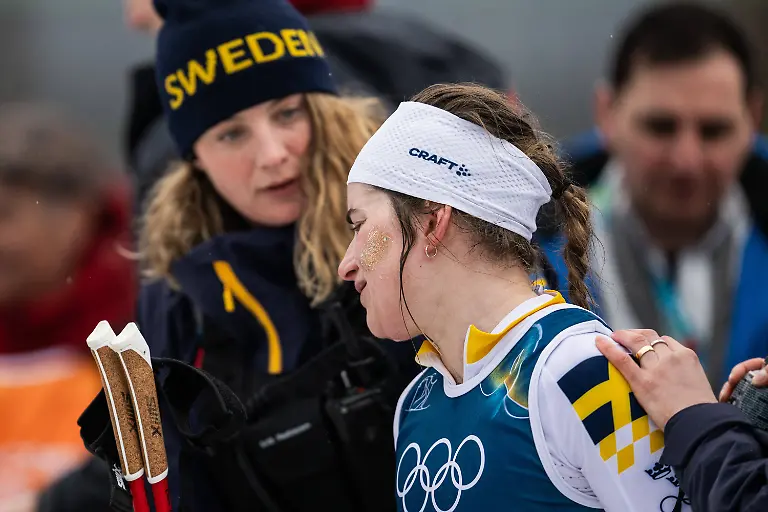 260214-Ebba-Andersson-of-Sweden-looks-dejected-after-competing-in-the-women-s-4-x-7-5km-relay-cross-country-skiing-race-during-day-8-of-the-2026-Winter-Olympics-on-February-14-2026-in-Val-di-Fiemme
