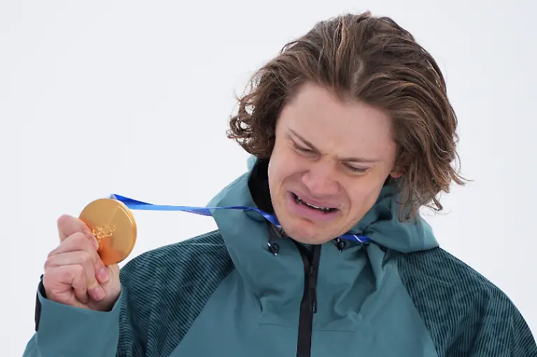 Olympia-Olympische-Winterspiele-Mailand-Cortina-2026-Ski-alpin-Riesenslalom-Lucas-Pinheiro-Braathen-Brasilien-jubelt-ueber-seine-Goldmedaille