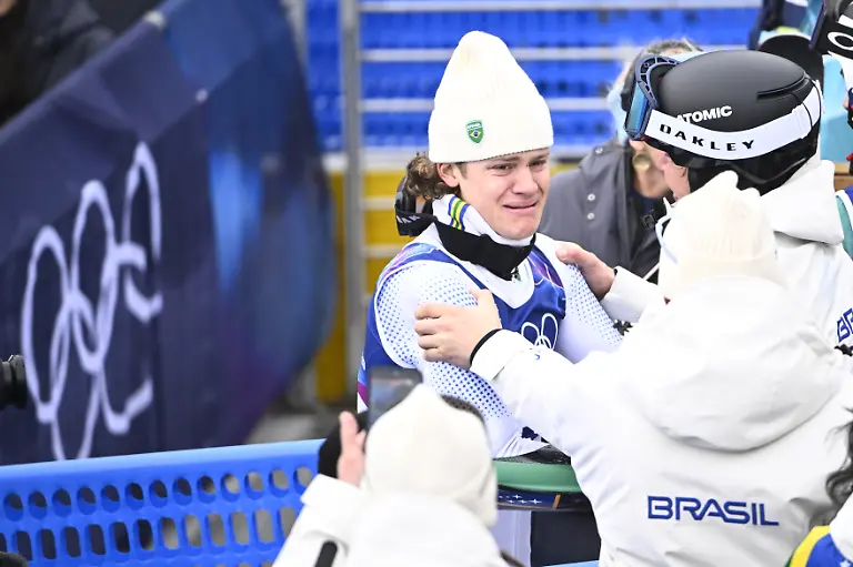 BORMIO-ITALY-20260214-Audience-fans-with-Brazilian-flags-at-the-second-run-of-the-men-s-giant-slalom-at-the-Stelvio-Ski-Center-in-Bormio-Italy-Lucas-Pinheiro-Braathen-won-Brazil-s-first-medal-in-a-Winter-Olympics-The-image-is-included-in-the-SPORTS-PACKAGE