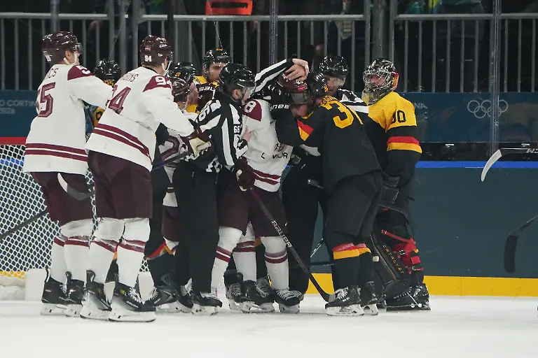 Milano-Cortina-2026-Winter-Olympic-Games-Olympische-Winter-Olympische-spiele-2026-Icehockey-Eishockey-Maenner-Men-s-Preliminary-Round-Vorrunde-Deutschland-vs-Lettland-Germany-vs-Latvia-Hockey-Arena-Milano-Mailand-Auseinandersetzung-Ranggeln-Photocopyright-Gladys-Chai-von-der-Laage