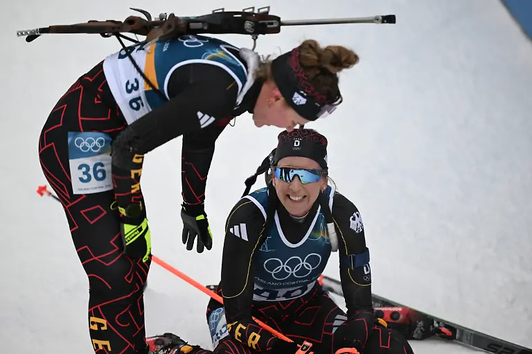 Olympia-Olympische-Winterspiele-Mailand-Cortina-2026-Biathlon-Frauen-Sprint-7-5-Kilometer-in-der-Anterselva-Biathlon-Arena-Selina-Grotian-l-aus-Deutschland-spricht-im-Ziel-mit-Franziska-Preuss-aus-Deutschland