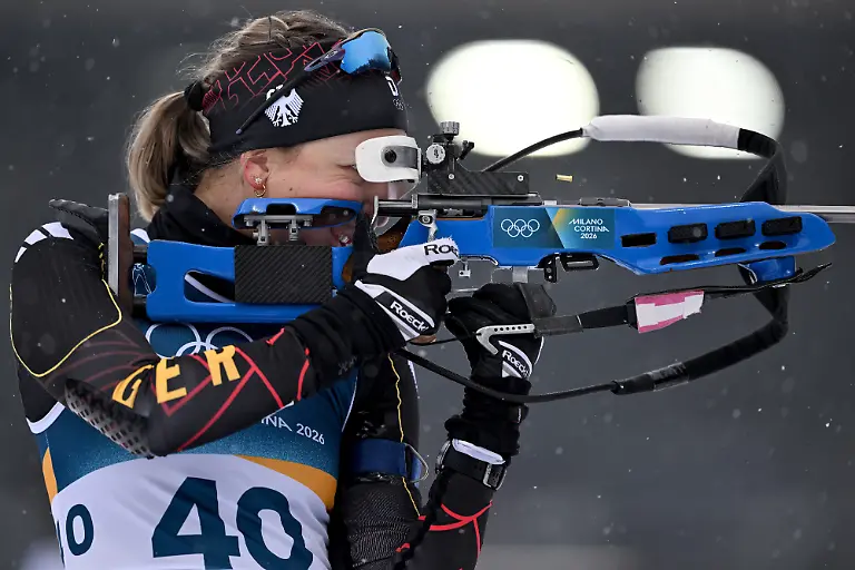 Olympia-Olympische-Winterspiele-Mailand-Cortina-2026-Biathlon-Frauen-Sprint-7-5-Kilometer-in-der-Anterselva-Biathlon-Arena-Franziska-Preuss-aus-Deutschland-beim-Anschiessen
