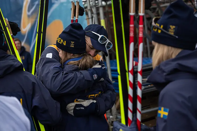 260214-Coach-Stefan-Thomson-and-Ebba-Andersson-of-Sweden-after-women-s-4-x-7-5km-relay-cross-country-skiing-race-during-day-8-of-the-2026-Winter-Olympics-on-February-14-2026-in-Val-di-Fiemme