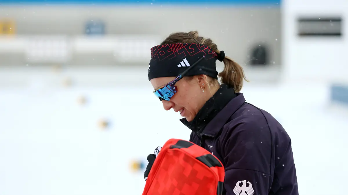 Franziska-Preuss-SC-Haag-kramt-in-ihrem-Rucksack-beim-Biathlon-Sprint-Frauen-Olympische-Winterspiele-2026-in-Mailand-Cortina-Italien