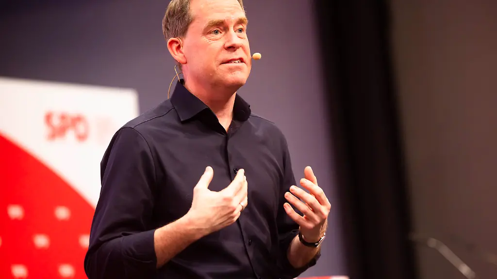 14-02-2026-Schleswig-Holstein-Buedelsdorf-Ulf-Kaempfer-spricht-beim-ausserordentlichen-Landesparteitag-der-SPD-Schleswig-Holstein-Nach-der-Verabschiedung-der-bisherigen-Landesvorsitzenden-Midyatli-will-sich-der-Kieler-Oberbuergermeister-Kaempfer-zum-neuen-Landesvorsitzenden-waehlen-lassen