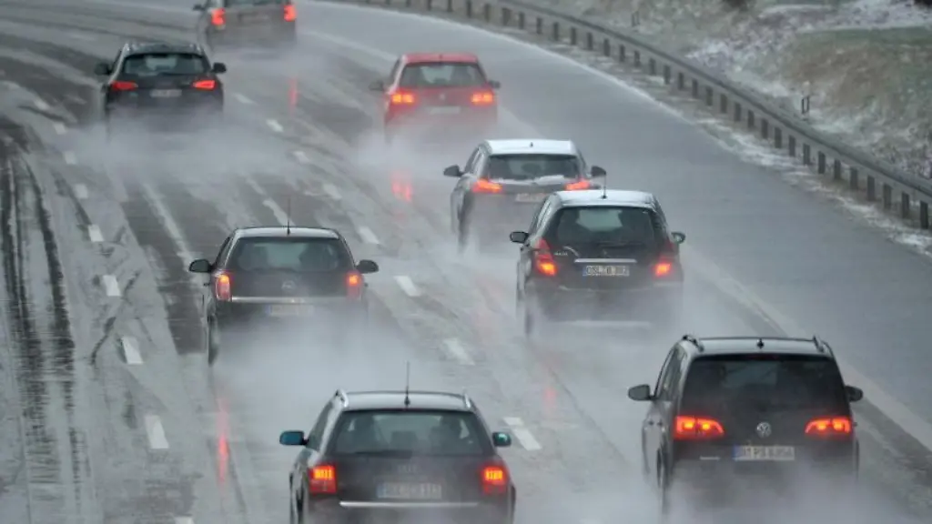 Autos-fahren-auf-einer-Autobahn