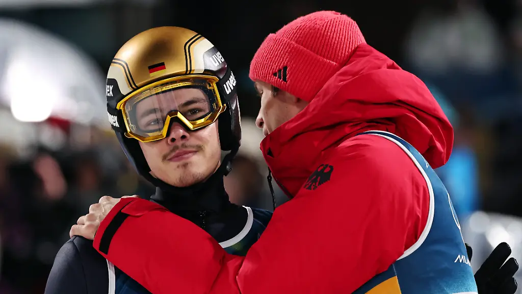 Olympia-Olympische-Winterspiele-Mailand-Cortina-2026-Ski-nordisch-Skispringen-Grossschanze-Maenner-Durchgang-2-Philipp-Raimund-l-Deutschland-reagiert-nach-seinem-Sprung-mit-Teamkollege-Andreas-Wellinger-Deutschland