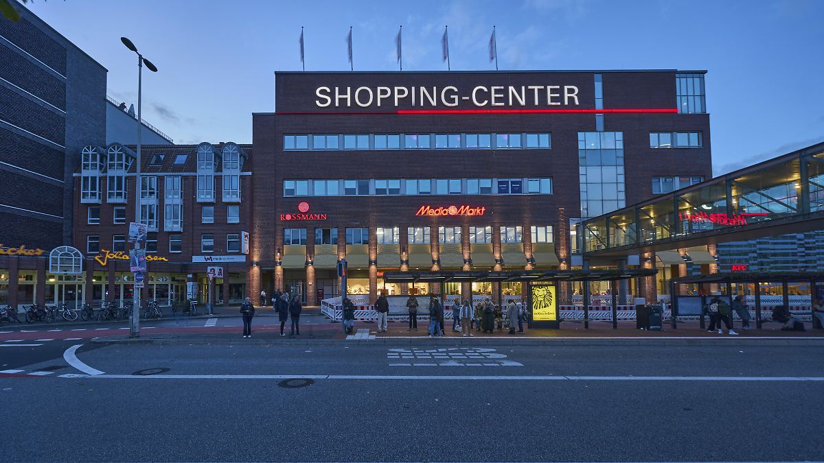 Großeinsatz nahe Hauptbahnof: Vermisste bei Feuer in Einkaufszentrum in Kiel