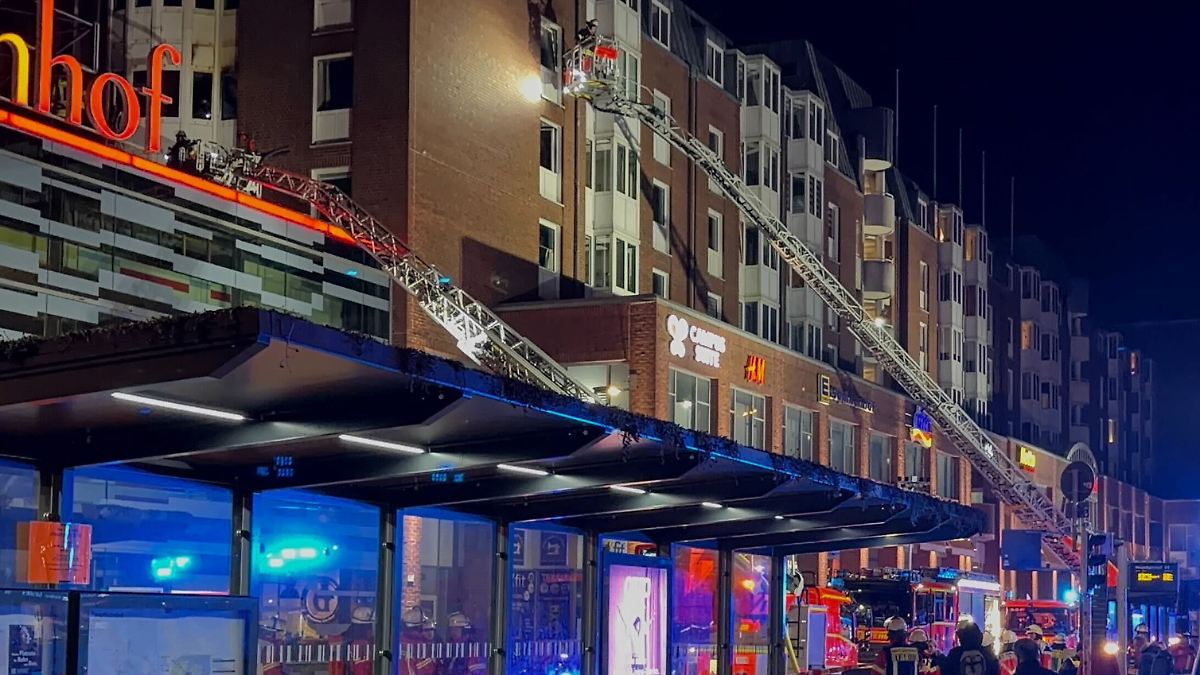 Großeinsatz nahe Hauptbahnhof: Vermisste nach Wohnungsbrand über Kieler Einkaufszentrum