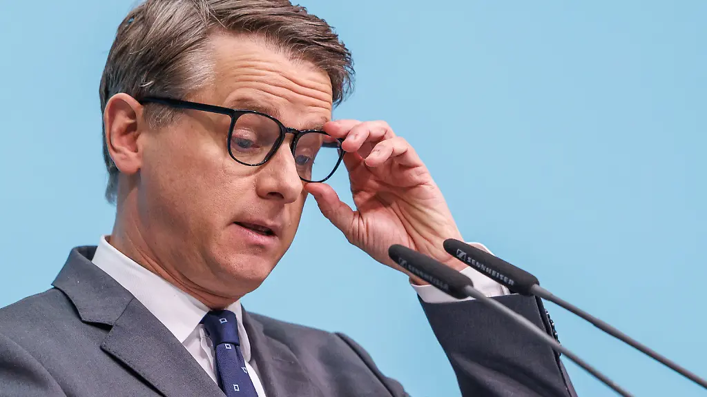 Pressekonferenz-mit-dem-Generalsekretv-r-der-CDU-Deutschlands-Dr-Carsten-Linnemann-MdB-und-dem-Ersten-Parlamentarischen-Geschv-ftsfvohrer-der-CDU-CSU-Bundestagsfraktion-Steffen-Bilger-MdB-am-09-02-2026-in-Berlin-Dr-Carsten-Linnemann-spricht-zu-den-Anwesenden