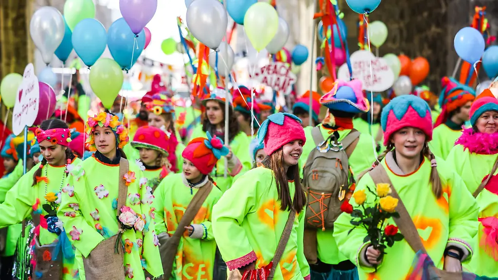 Die-Schull-un-Veedelszoech-sind-der-Karnevalszug-der-Schulen-und-Stadtviertel-Archivbild