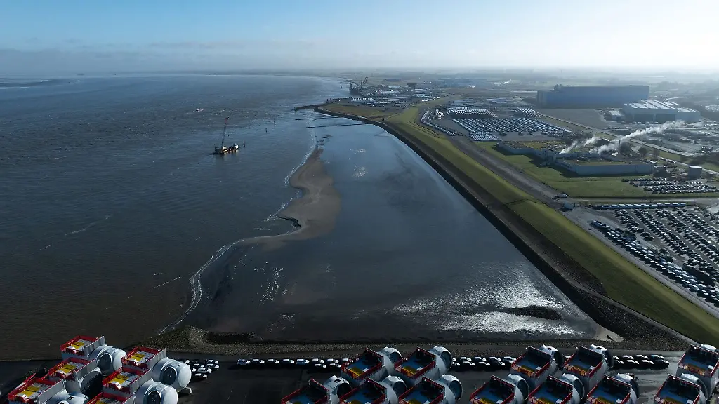 In-den-Hafen-von-Cuxhaven-wurde-ein-gestrandetes-Segelschiff-geschleppt