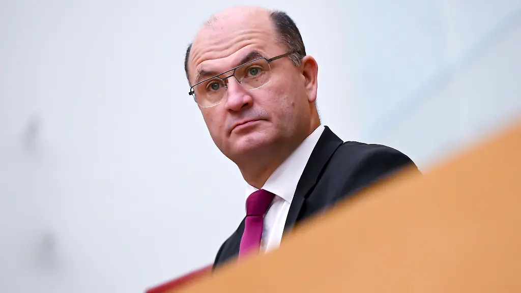 Bayerns-Finanzminister-Fueracker-kommentiert-den-Tarifabschluss-der-Laender