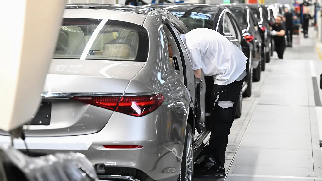 In-der-Factory-56-im-Merecdes-Benz-Werk-in-Sindelfingen-stehen-in-der-Fertigung-von-Oberklasse-und-Luxus-fahrzeugen-am-Ende-der-Produktion-Fahrzeuge-aufgereiht-In-der-Factory-56-laufen-neben-dem-EQS-alle-Varianten-der-Mercedes-Benz-S-Klasse-sowie-die-Mercedes-Maybach-S-Klasse-vom-Band-Das-Unternehmen-praesentiert-am-Freitag-die-Geschaeftszahlen-2022