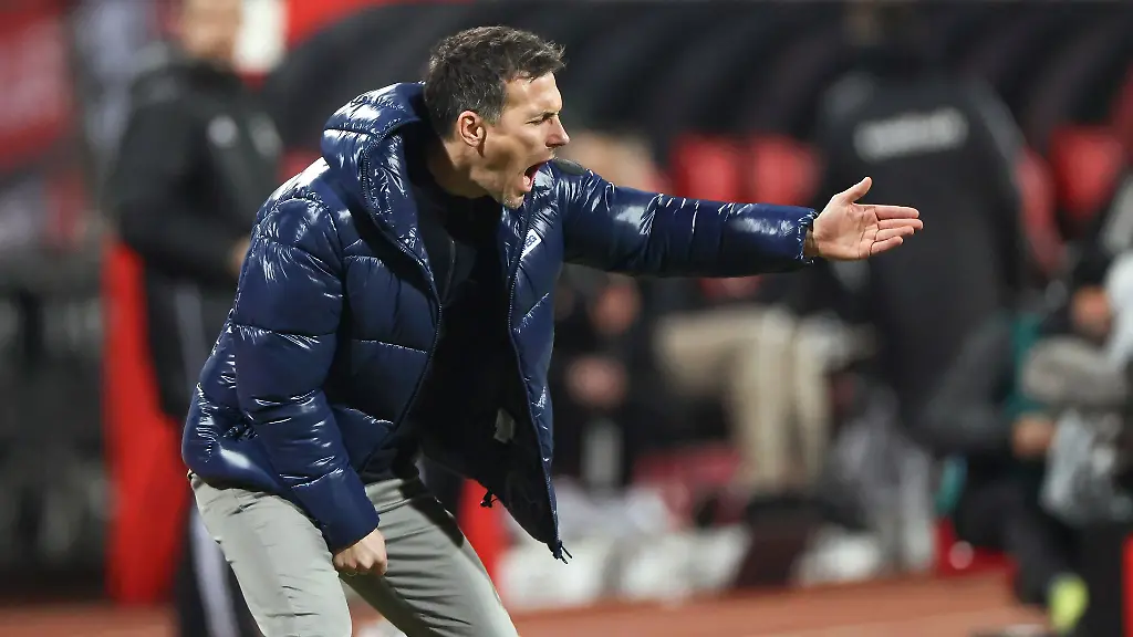 Christian-Eichner-bekommt-bei-der-Klatsche-in-Nuernberg-einen-dicken-Hals