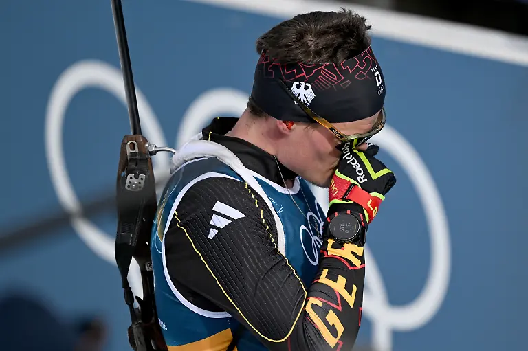 Olympia-Olympische-Winterspiele-Mailand-Cortina-2026-Biathlon-Maenner-Verfolgung-12-5-Kilometer-in-der-Anterselva-Biathlon-Arena-Philipp-Horn-aus-Deutschland-reagiert-im-Zielbereich