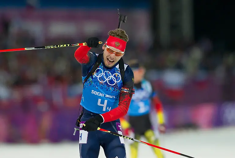 Zielsprint-mit-Anton-SHIPULIN-RUS-1-Platz-Goldmedaillengewinner-Gold-Goldmedaille-Olympiasieger-Jubel-jubelt-Freude-Begeisterung-Emotion-jubeln-cheers-und-Simon-SCHEMPP-GER-2-Platz-Silber-Silbermedaille-Silbermedaillengewinner-Aktion-Biathlon-4-x-7-5-km-Staffel-der-Maenner-Herren-Men-s-Relay-am-22-02-2014-Laura-Cross-Country-Ski-und-Biathlon-Center-XXII-Olympische-Winterspiele-2014-vom-07-02-23-02-2014-in-Sotschi-Russland