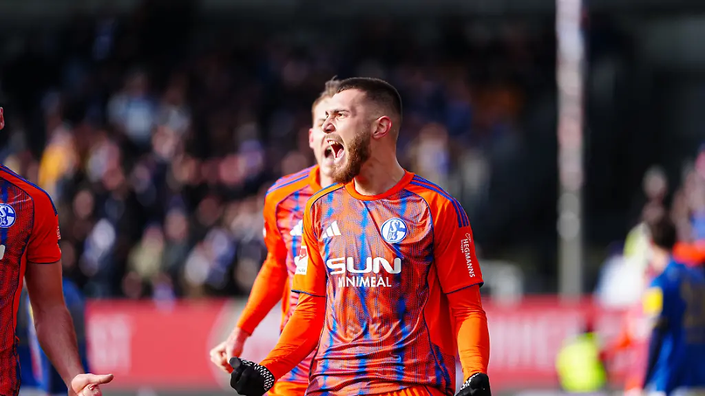 Torjubel-nach-Tor-zum-0-2-per-Kopfball-Hasan-Kurucay-FC-Schalke-04-04-GER-Holstein-Kiel-vs-FC-Schalke-04-Fussball-2-Bundesliga-Spieltag-22-Saison-2025-2026-15-02