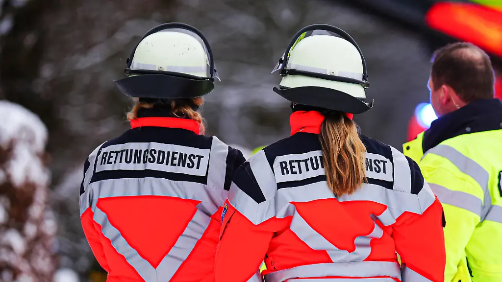 Aufschrift-Rettungsdienst-auf-Sanitaeteruniform-Symbolfoto-Blaulicht-14-02