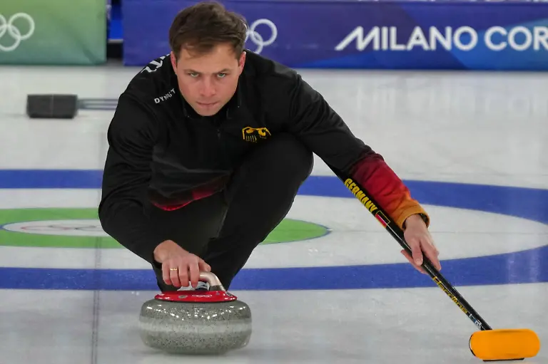 Olympia-Olympische-Winterspiele-Mailand-Cortina-2026-Curling-Maenner-Deutschland-Grossbritannien-Vorrunde-Spieltag-6-Marc-Muskatewitz-aus-Deutschland-wirft-den-Stein
