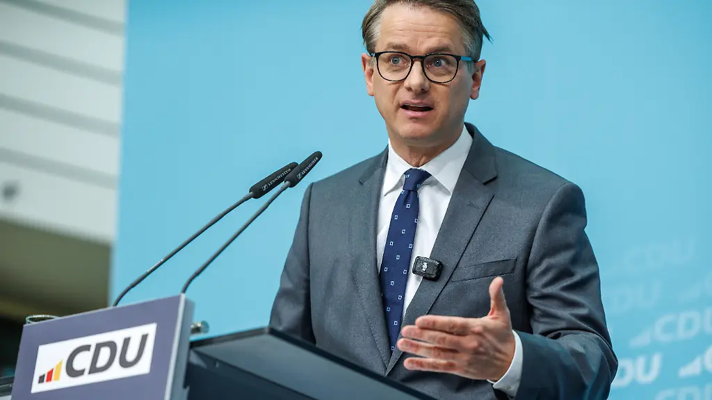 Pressekonferenz-mit-dem-Generalsekretv-r-der-CDU-Deutschlands-Dr-Carsten-Linnemann-MdB-und-dem-Ersten-Parlamentarischen-Geschv-ftsfvohrer-der-CDU-CSU-Bundestagsfraktion-Steffen-Bilger-MdB-am-09-02-2026-in-Berlin-Dr-Carsten-Linnemann-spricht-zu-den-Anwesenden