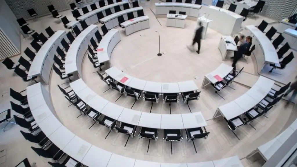 Der-fast-leere-Plenarsaal-im-Landtag-von-Mecklenburg-Vorpommern