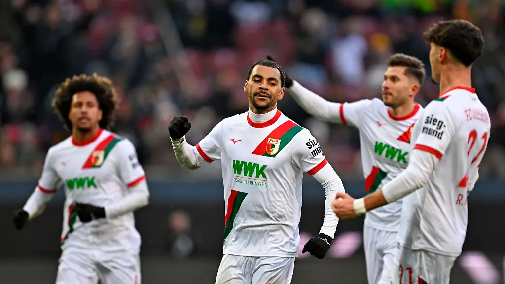 15-02-2026-Fussball-1-Bundesliga-2025-2026-22-Spieltag-FC-Augsburg-1-FC-Heidenheim-in-der-WWK-Arena-Augsburg-v-l-Han-Noah-Massengo-FC-Augsburg-Alexis-Julian-Claude-Maurice-FC-Augsburg-und-Rodrigo-Ribeiro-FC-Augsburg-jubeln-DFL-and-DFB-regulations-prohibit-any-use-of-photographs-as-image-sequences-and-or-quasi-video