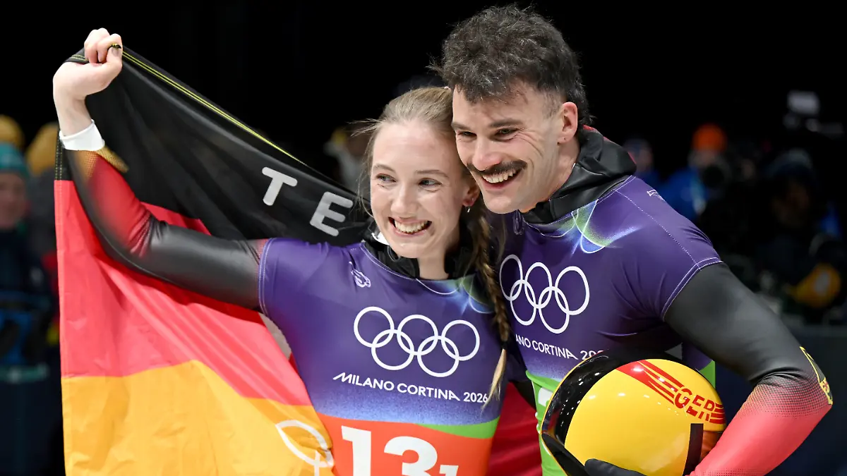 Olympia-Olympische-Winterspiele-Mailand-Cortina-2026-Skeleton-Team-Mixed-im-Cortina-Sliding-Centre-Susanne-Kreher-Deutschland-und-Axel-Jungk-Deutschland-jubeln-im-Ziel
