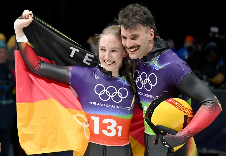 Olympia-Olympische-Winterspiele-Mailand-Cortina-2026-Skeleton-Team-Mixed-im-Cortina-Sliding-Centre-Susanne-Kreher-Deutschland-und-Axel-Jungk-Deutschland-jubeln-im-Ziel